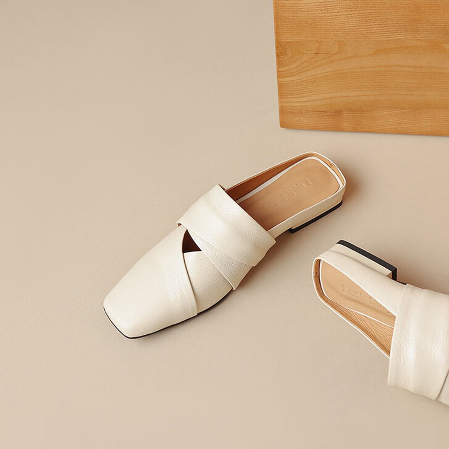 Leather flat Slippers / Hot wind