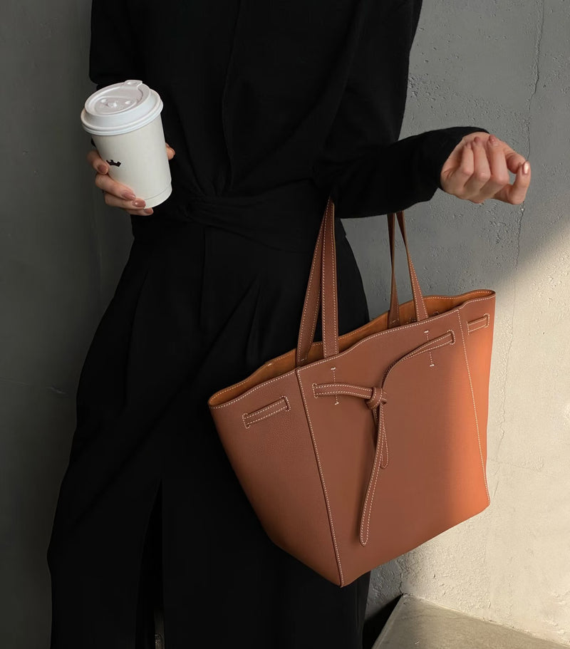 Full-grain leather bag | Structured tote bag |The tote
