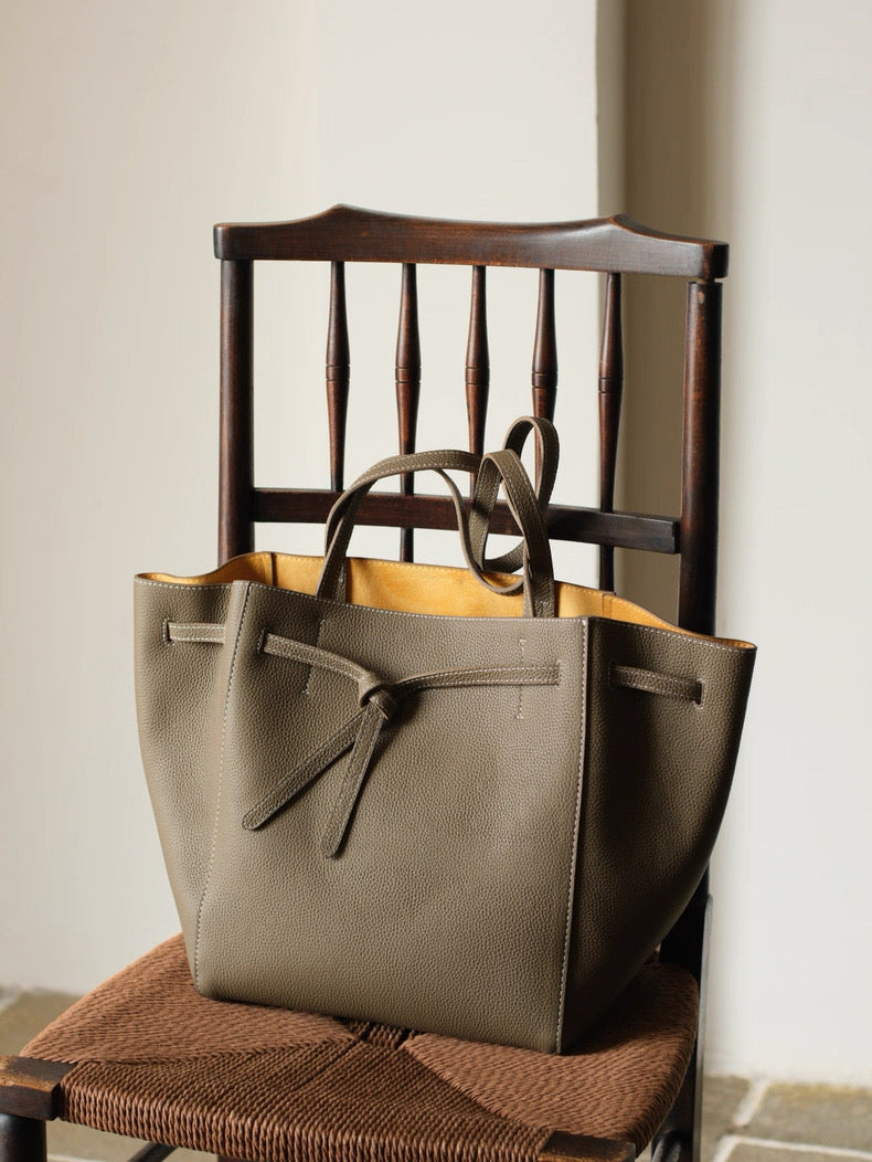 Full-grain leather bag | Structured tote bag |The tote