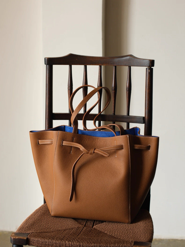 Full-grain leather bag | Structured tote bag |The tote